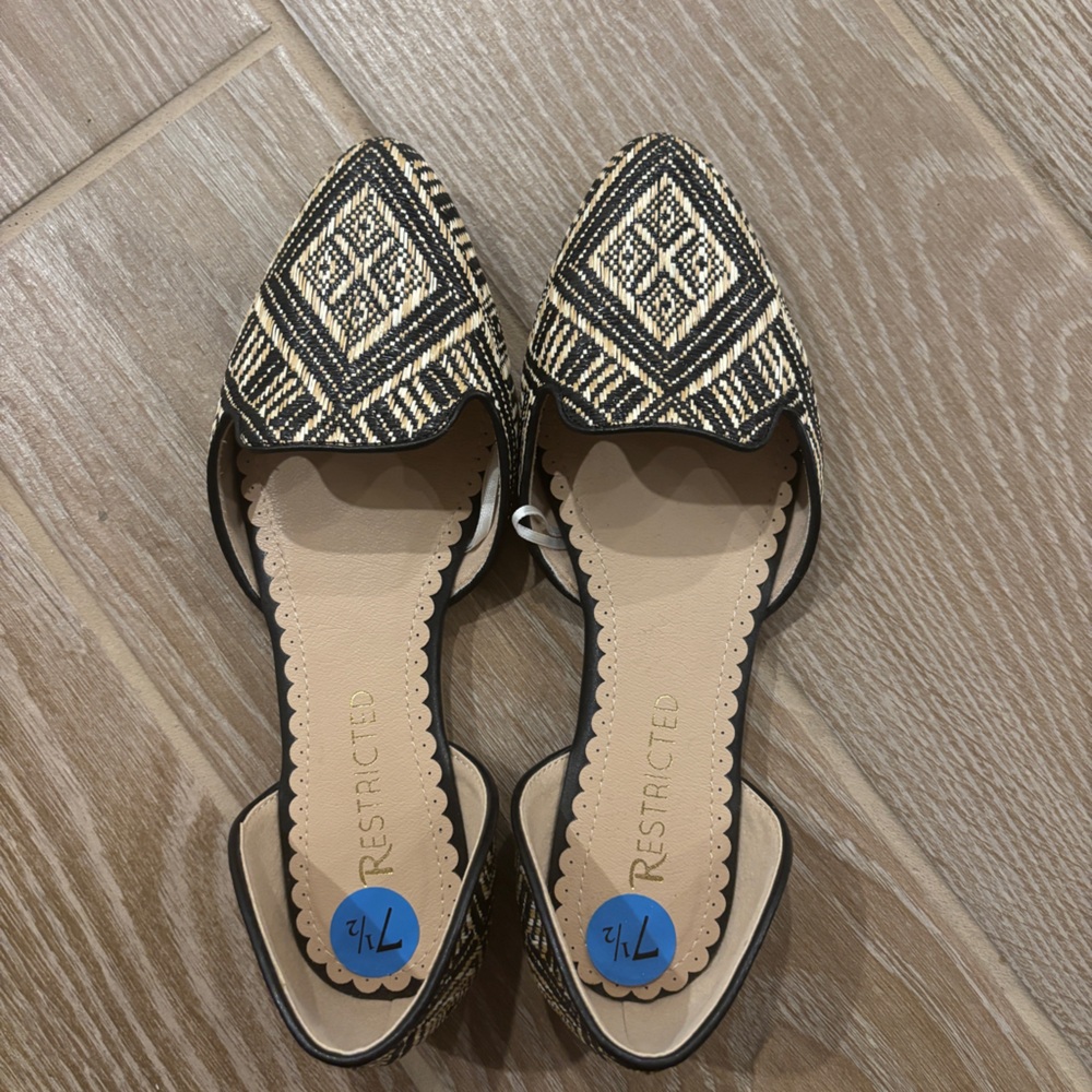 Restricted flat sandals size 7.5